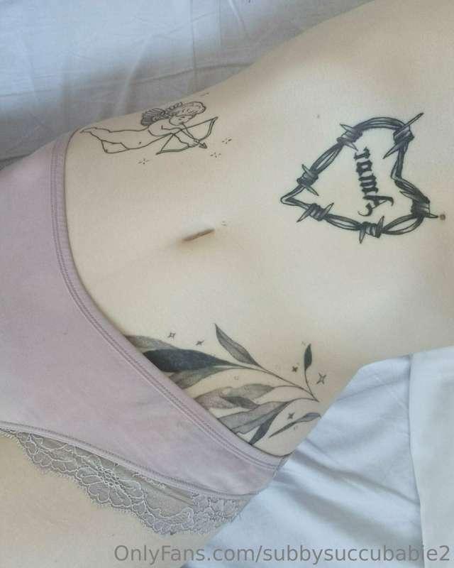 kiss my tattoed tummy 🖤