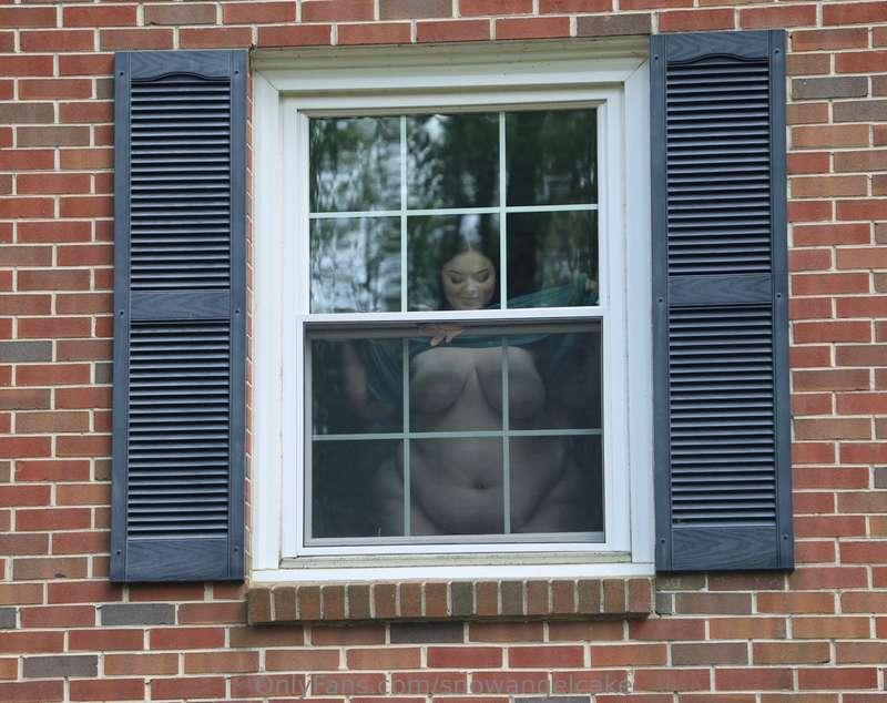 Enticing my neighbors 😋