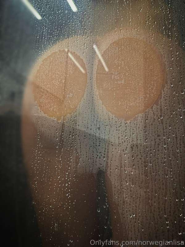 My shower-invitation to you 🍑💦