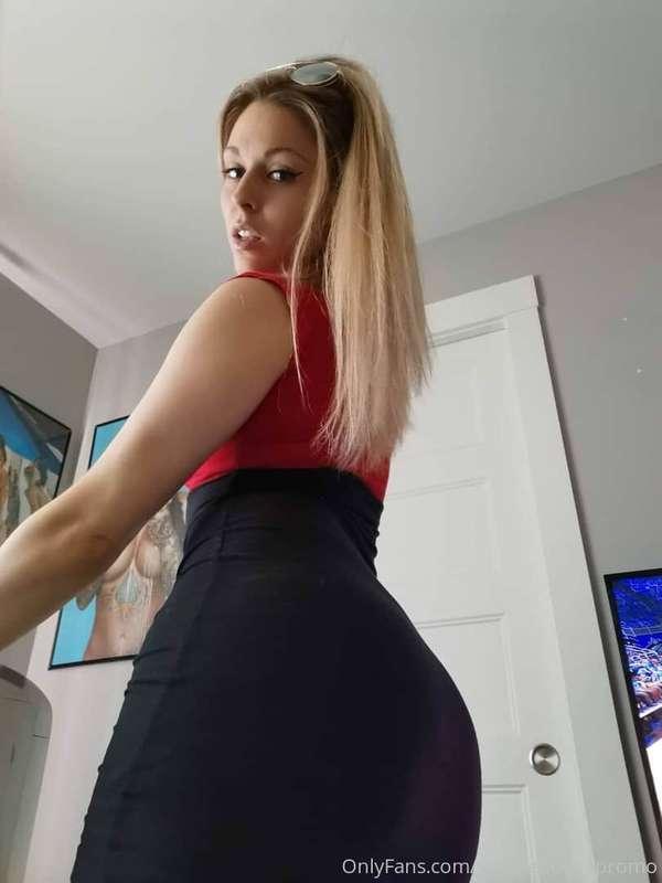 Am I too late for hump day? 😋🍑😈 I like to think better late ..