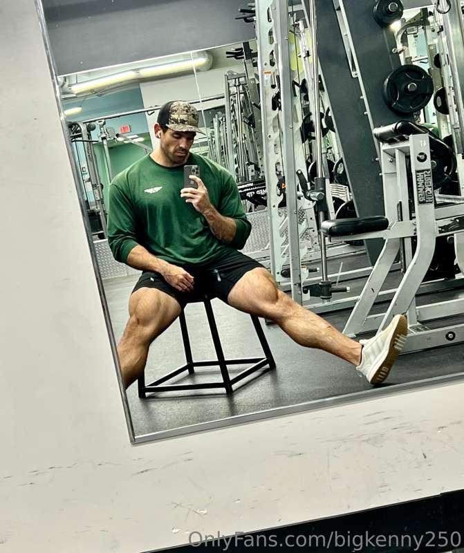 CRUSHING my workouts in the Midwest. 🤴🏻💪🏼🦶🏼