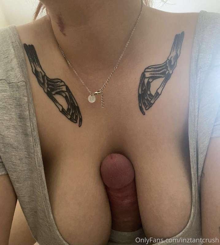 my bf thought this pic was funny cos it looks like the hands..
