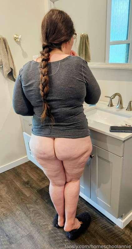 Getting ready for my event to walk at the Metro Park with some men from FetLife. 

#dressing #bigass #phatass #ass #braids #pawg #bathroom #ohio #milf 