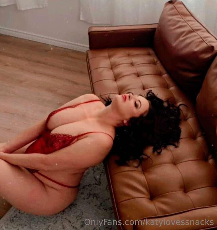 Sneaky peek from my photo shoot the other day. I felt so gla..