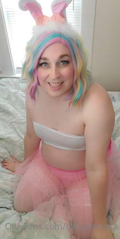 EASTER TIME! Here's some more freebies and some cute lil sho..