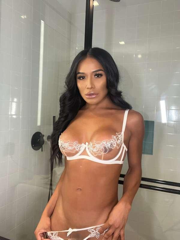 What’s your favorite color on me? Let me get to know you mor..