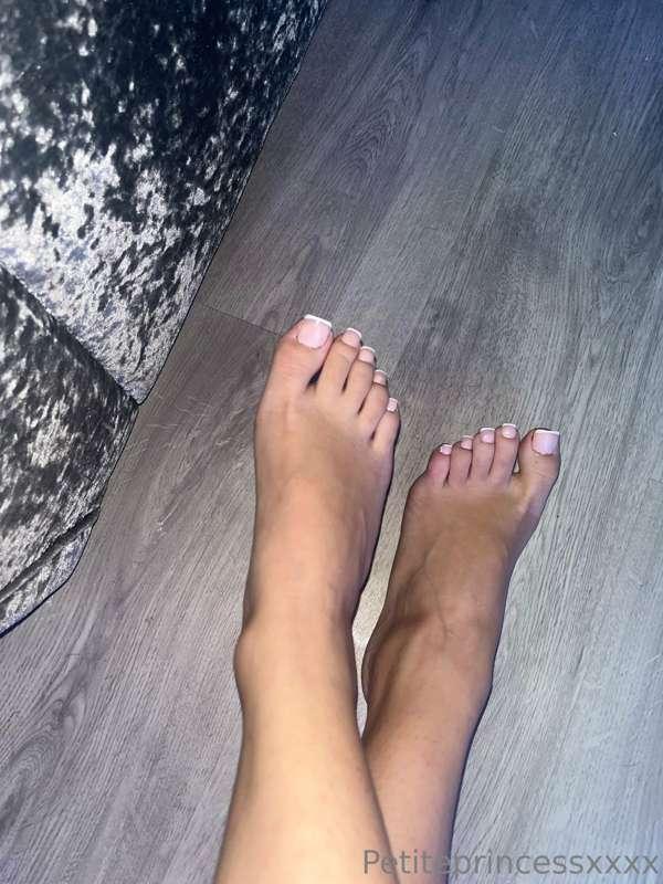Footjob anyone?😏