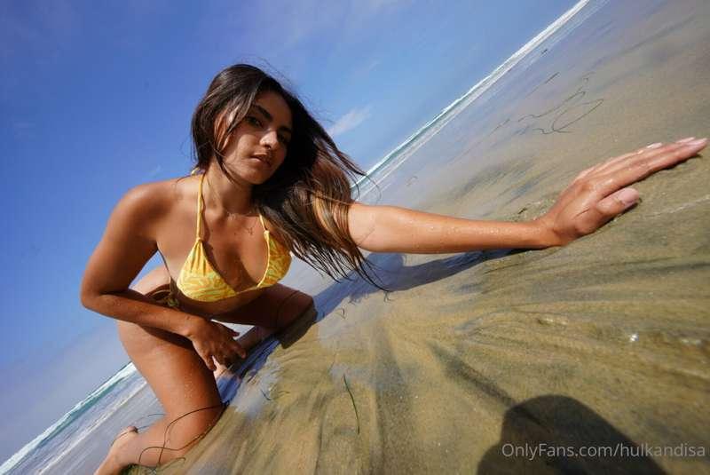 I always get so horny at the beach…Would you play with me?