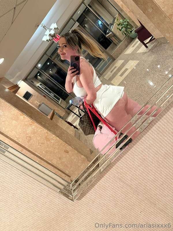 Who wants to spank this fat ass? 😈