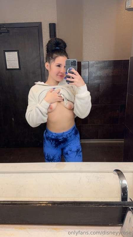 Bathroom titty pics from when I was out yesterday 😘