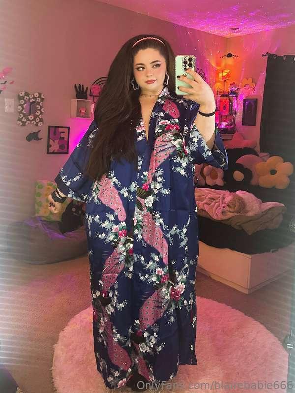 Hi everyone 💗 I have returned! (with a really cool new robe)..