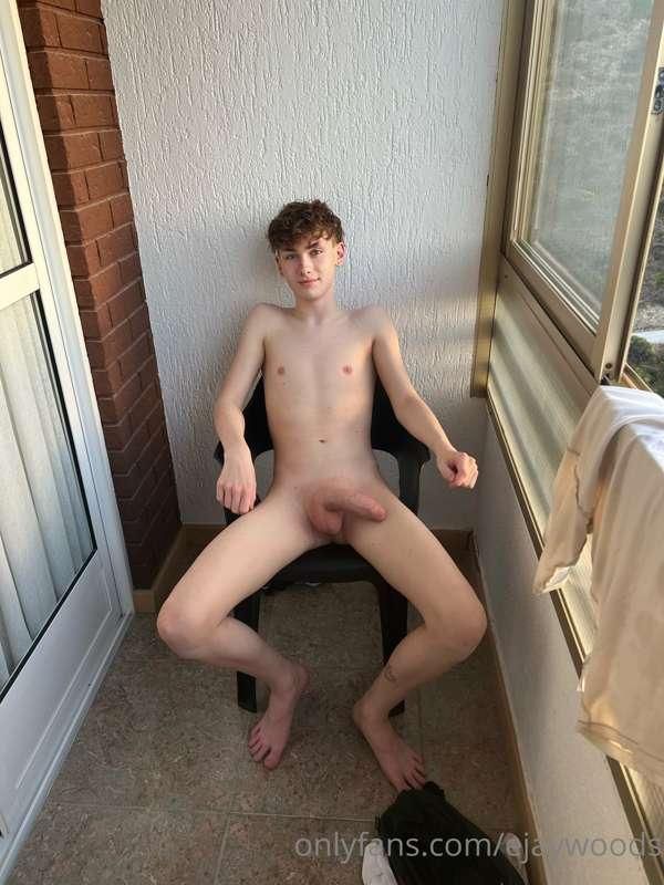 would you fuck me in my balcony? 😈 let’s make the neighbours..