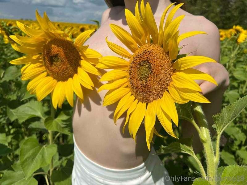 Your smile makes me bloom)