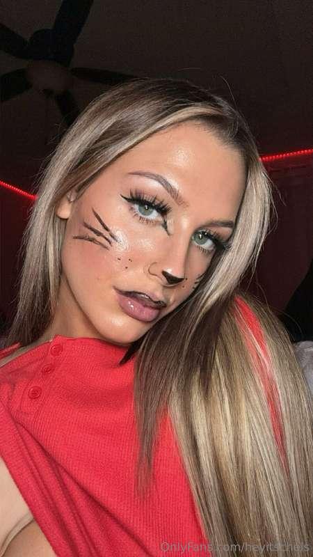 Wanna play with this pussy? 😻
