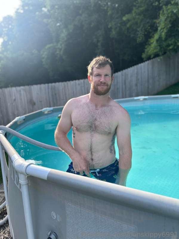 Finally getting the pool good and clean 🧼