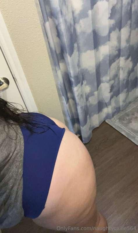 I’m fulfilling custom video and photo requests today! Let me..
