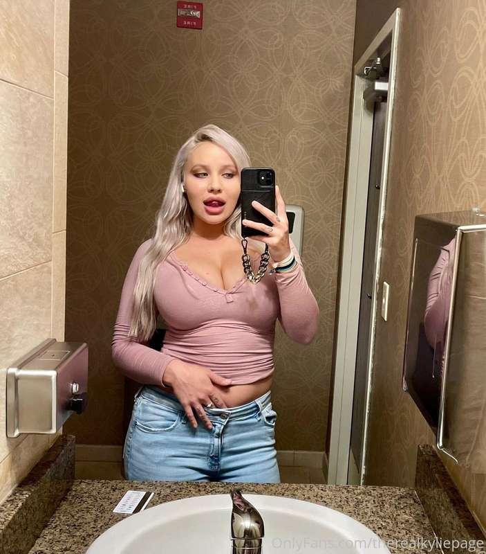 I’m your cute blonde girl next door with a dirty mind.😈