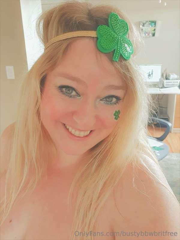 Hit that 💚 if you’d give me a kiss 💋 for st paddy’s day 🇮🇪