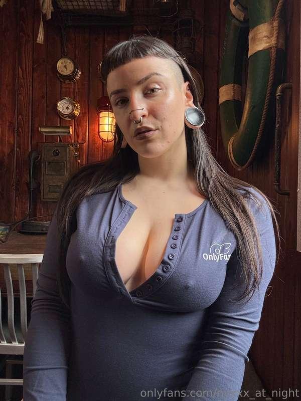 perky and ready to play 🫦