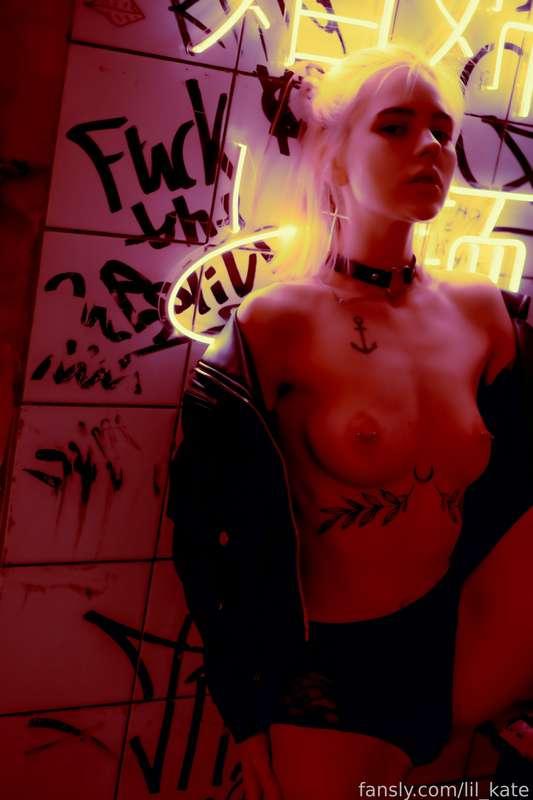 i think neon light is so sexy 💖

#neon #tits #outfit #pierced #tattoo