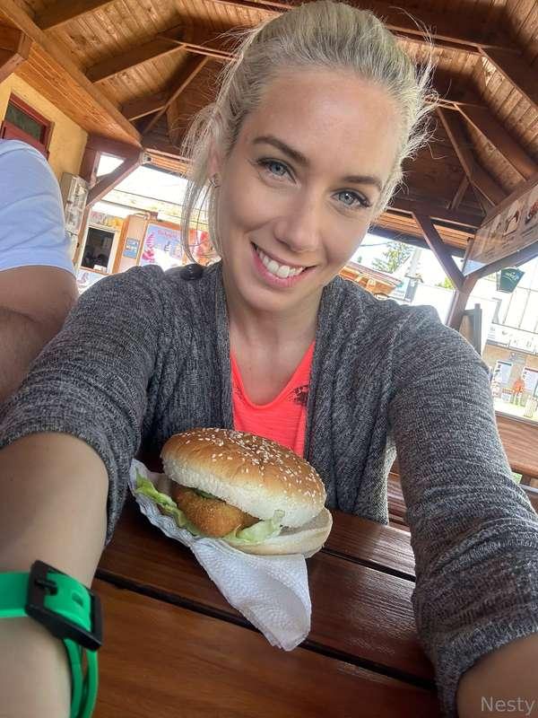 Which hamburger do you like?😜🍔👅