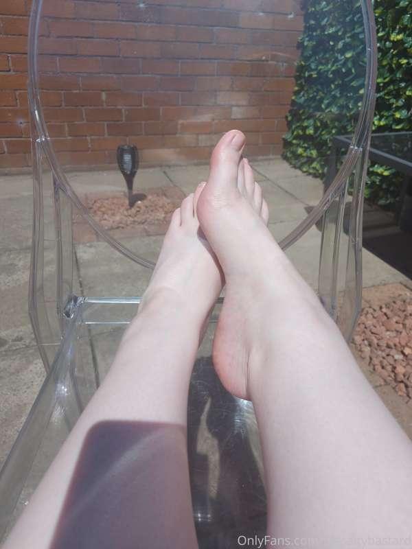 This is for you feet fans. Do you like my pale tootsies in t..