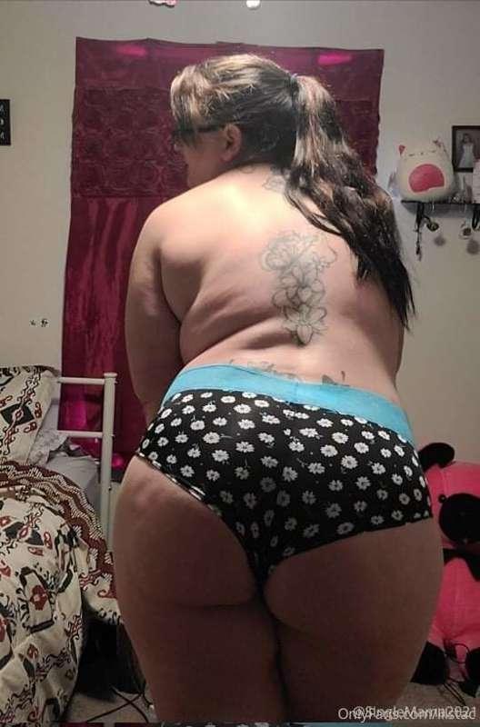 Tatted/pierced stoner mama with lots of freebies and afforda..