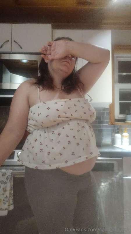 Big fan of the way my tummy is poking out of my wee shirt he..