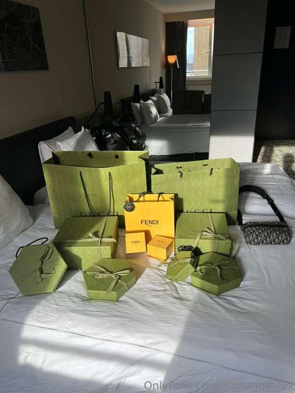 If you can guess what I bought from Gucci, I’ll give a 3 mon..
