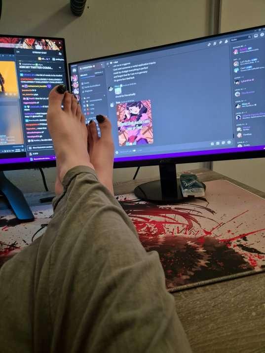 worship my feet <3