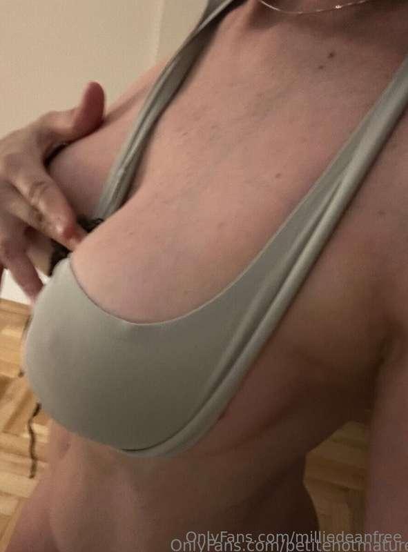 I'm Petite, a hot MILF, ready for pleasure 🔥🍒 FREE @petiteho..