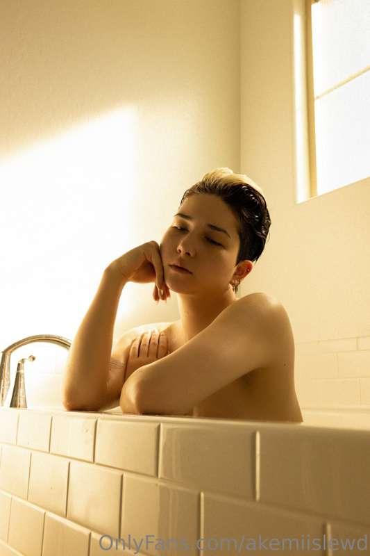 🛀 ***IN THE TUB***🛁  Who wants to join me? I need a little h..
