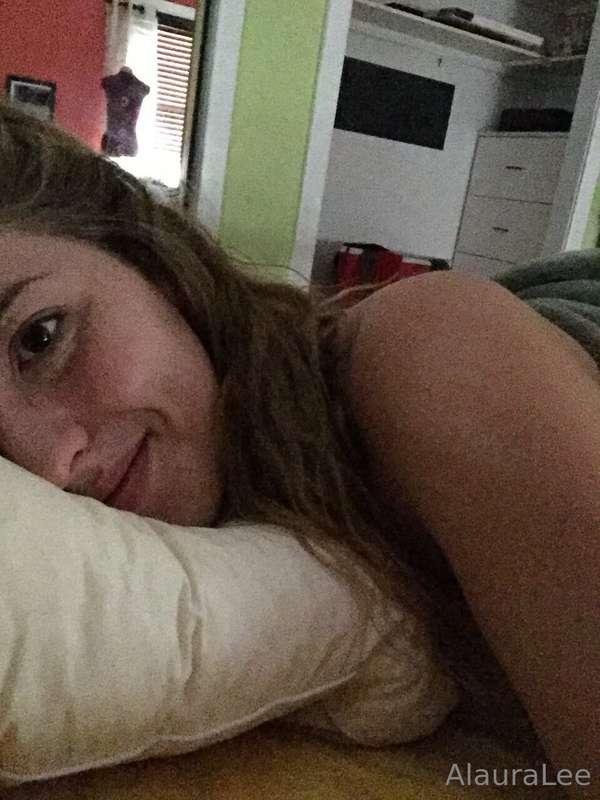 Let's stay in bed today and play under the sheets 😈