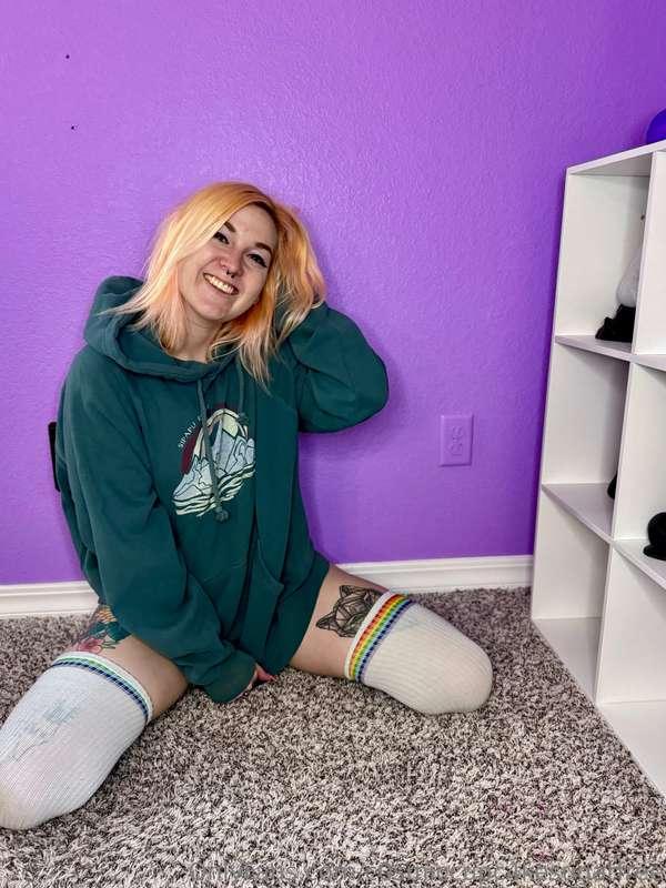 Can I steal your hoodie? 🍑😘