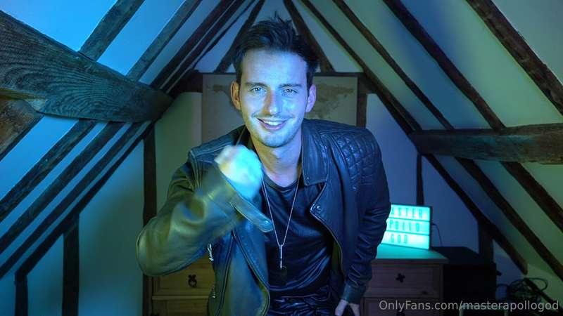 My leather gets you SO horny! Now start stroking..