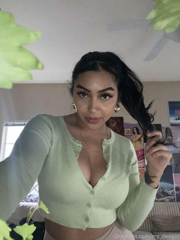 Pretty face & big tits 💚 should I take it off?