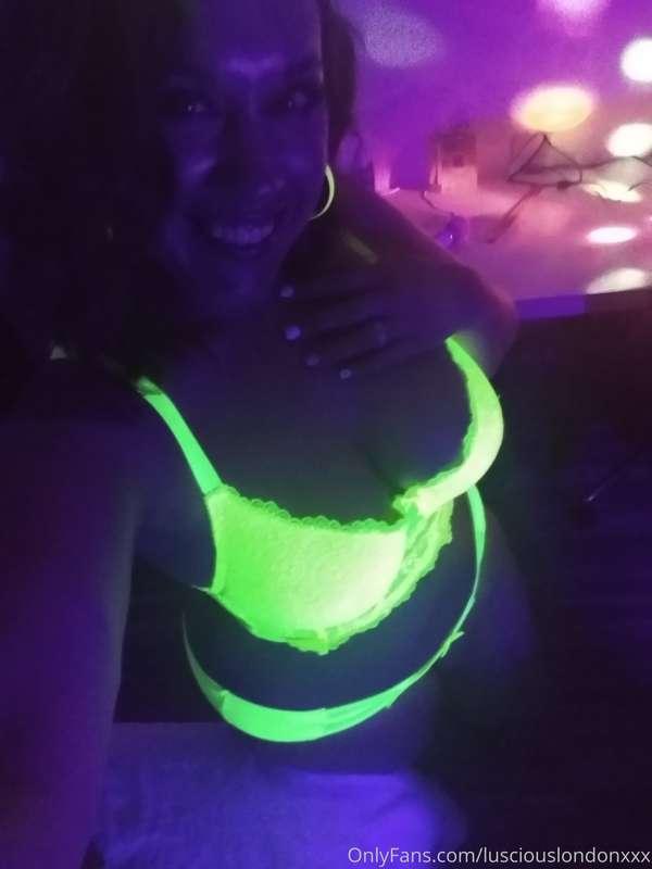 Had so much fun at a glow party this weekend!! 💚💛