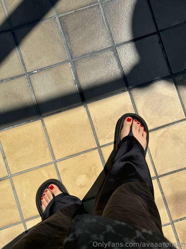 I love getting my toes sucked. Fresh manicure done 🌹 I have ..