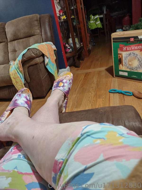 Good morning my loves 😘 just relaxing my feet before I have ..