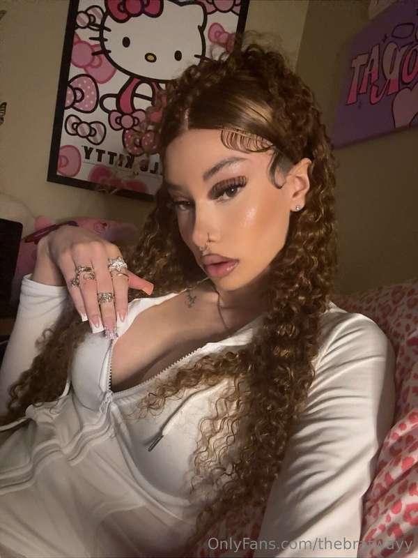 Curly locks and confident looks! 💁‍♀️