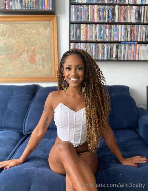 Real enchantress @vitoriaxo is the goddess of exclusive cont..