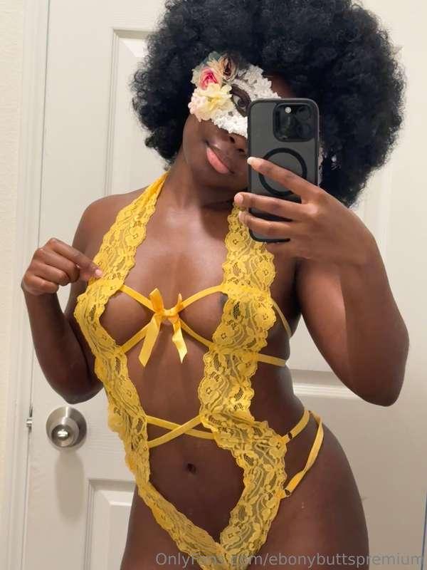 Be honest daddy, does yellow look good on me? 😏☺️