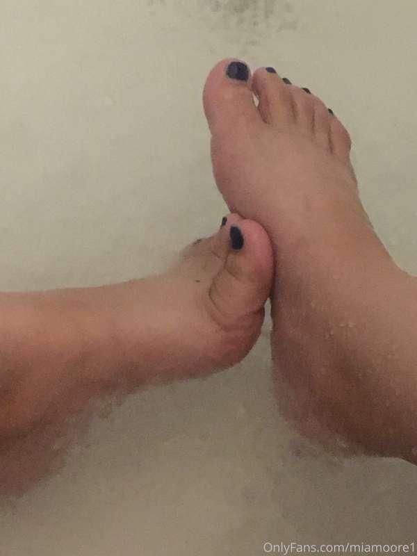 my feet were very dirty. let's wash them 💦
Can u help me?