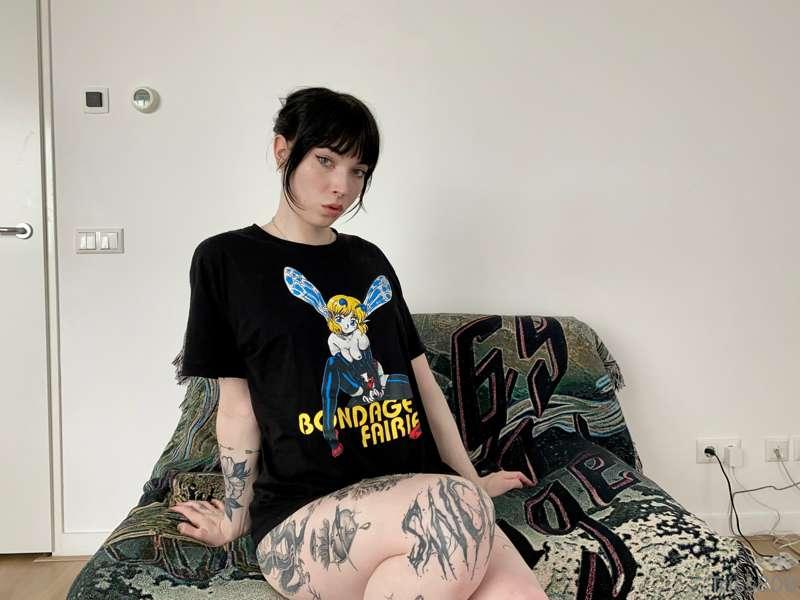 Hii🖤

Got a cute casual pic set for you today ^^ 

My living..