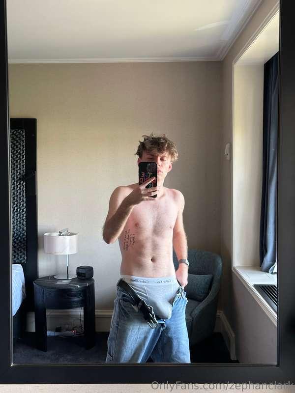 quick little mirror selfie 🤳 
