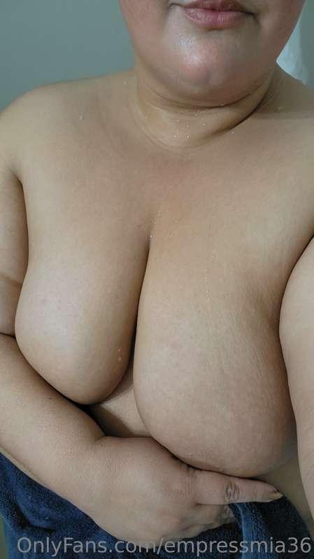 Titty Tuesday...tip to see something *pop* into your inbox 🍒..