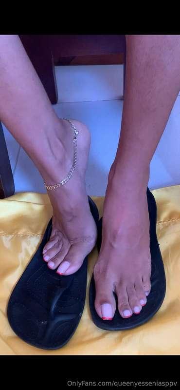 “Sandal Dangle & Tease”

New clip available @ onlyfans.com/Q..