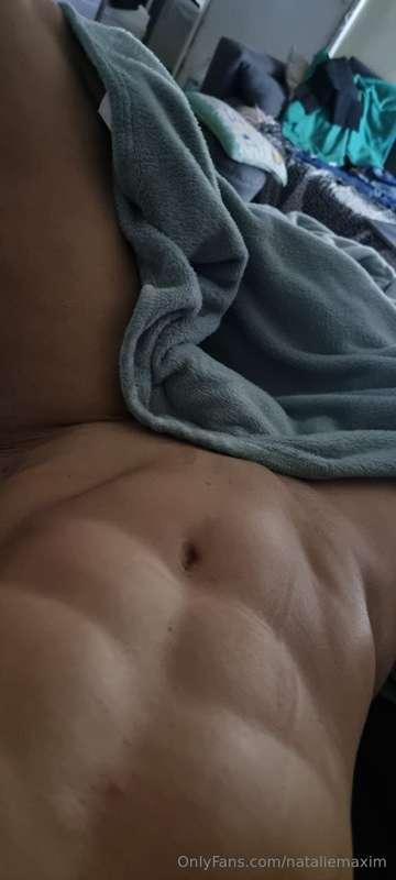 Mommy likes to masturbate to end up on my super hard abdomen..