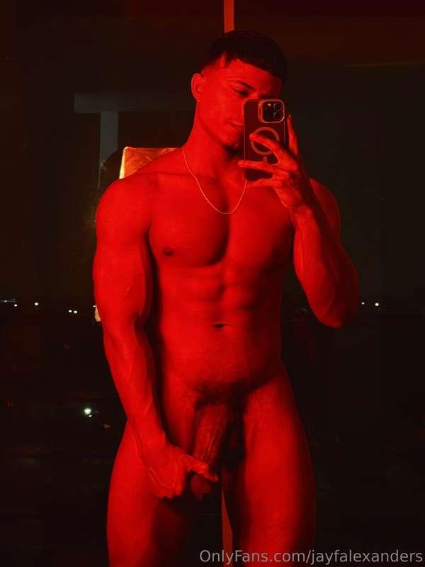 ORANGE NIGHT🍊As night falls, the lights in my warm-colored r..