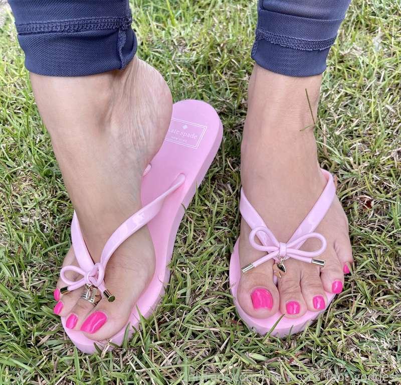 kim_kisses_foot_goddess image #2